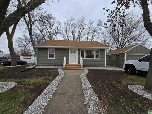 2810 Rebecca St, Sioux City, IA 51103