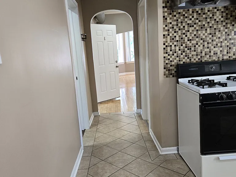 W 40th Pl — Photo 10