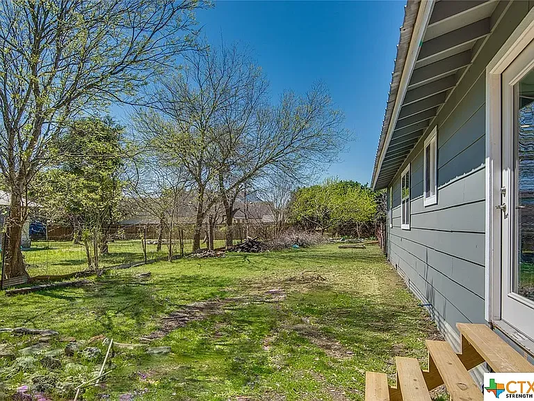 1668 Lakeview Dr — Photo 2