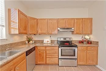 3rd image of 913 Elm Ave