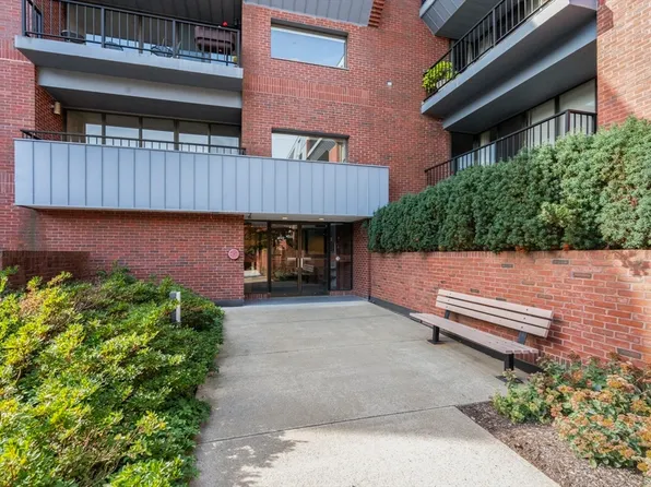 75 Grove St APT 228, Wellesley, MA 02482