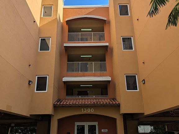4th image of 1300 NE 109th St APT 301