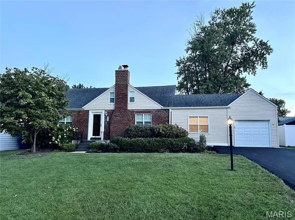 9916 Coventry Ln, Saint Louis, MO 63123
