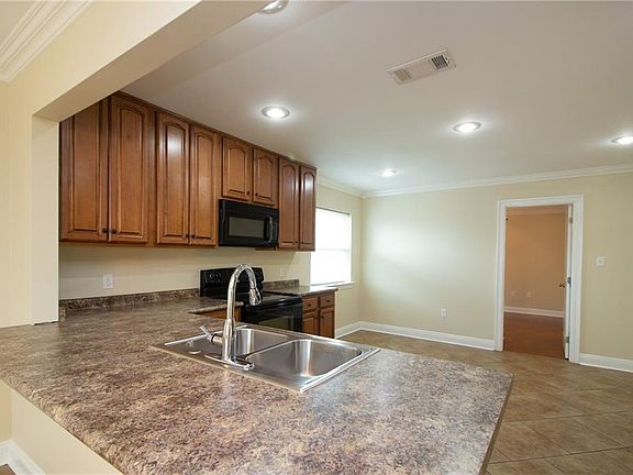 4th image of 2208 W Canterbury Dr