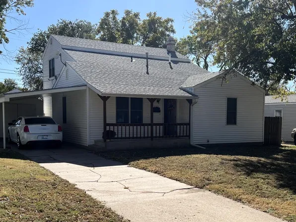 555 W 10th St, Hoisington, KS 67544