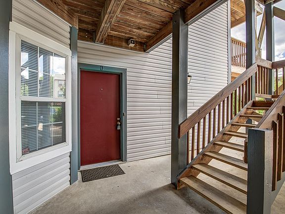 3rd image of 6905D Victoria Dr