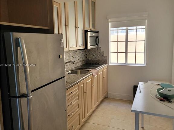 5th image of 1045 Meridian Ave APT 6