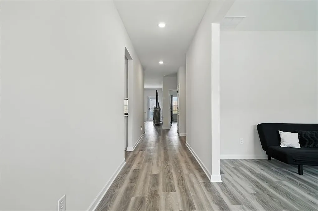 4 bed, 2.0 bath, 2130 sqft, $3,000 — Photo 4