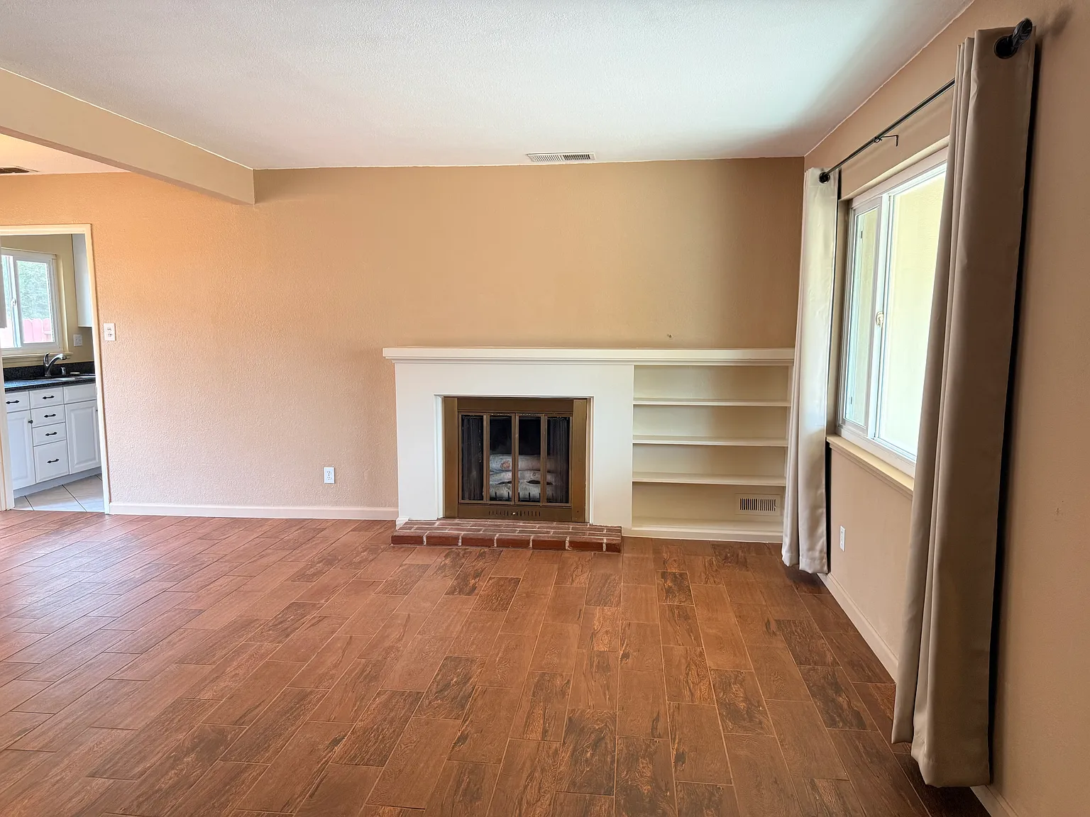 3 bed, 1021 sqft, $2,679 — Photo 3