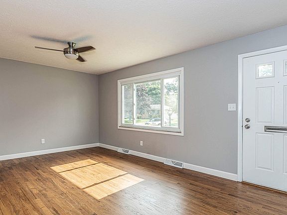 3rd image of 471 Flintwood Dr