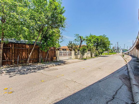 3rd image of 1324 W Mistletoe Ave
