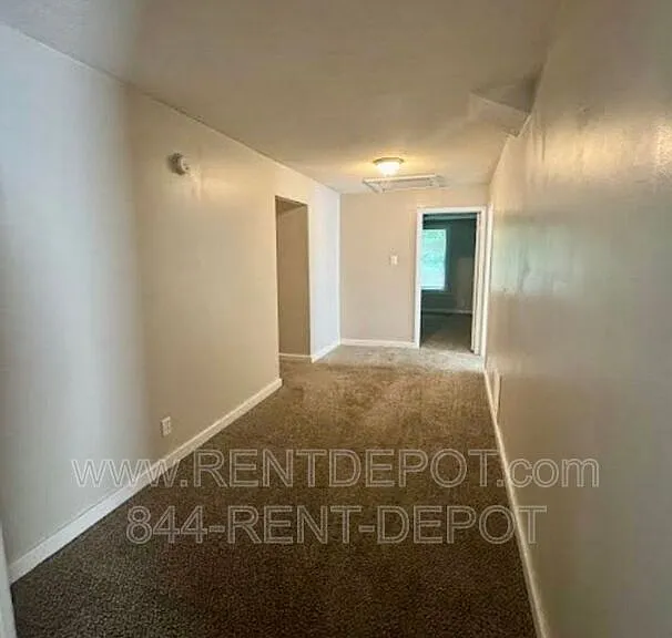 613 E Gum St — Photo 9