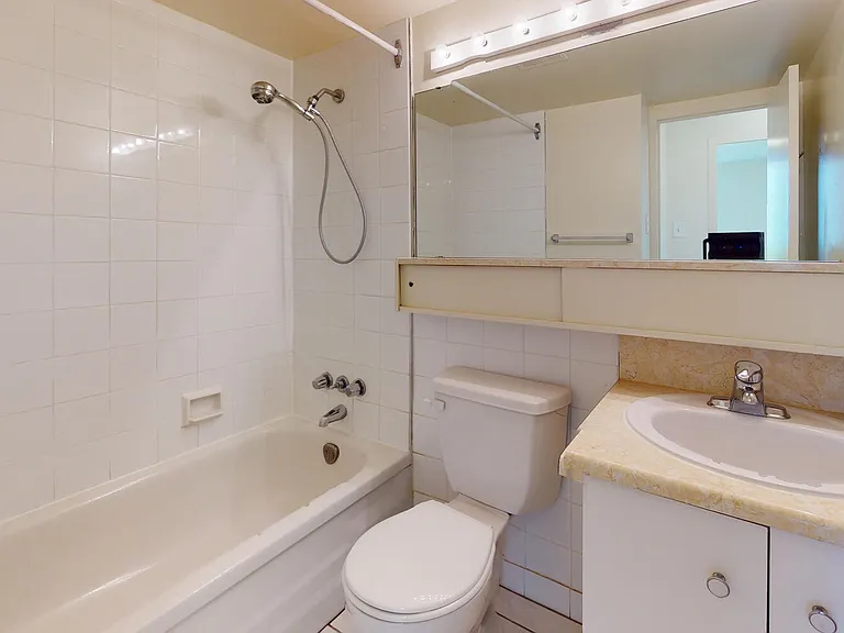 299 Roehampton Ave #828 — Photo 7