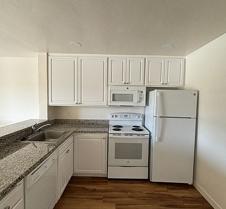 5th image of 455 S Eliseo Dr