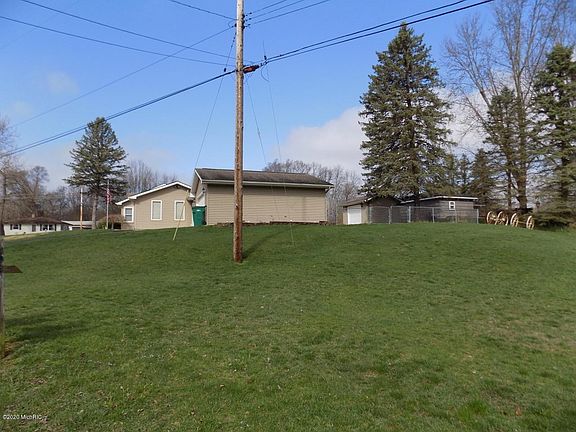 3rd image of 805 Pinewood Ave