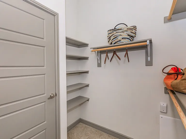 Jewel On Landmark — Photo 31