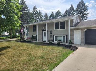 303 Columbia Ave, Morris, MN 56267