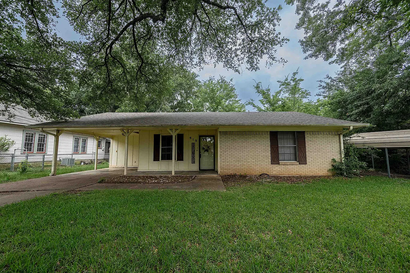 819 Carlisle Dr — Photo 1