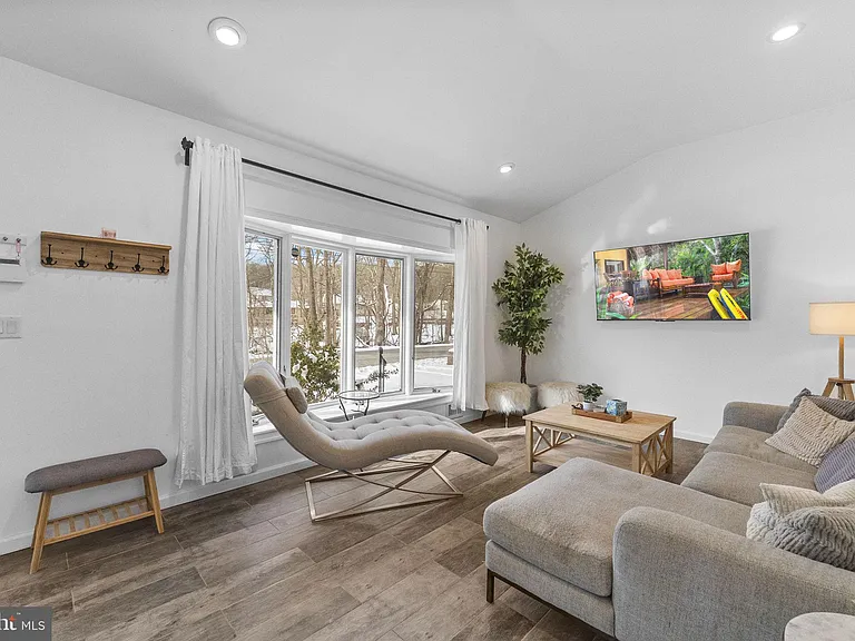 191 Lakeshore Dr — Photo 4