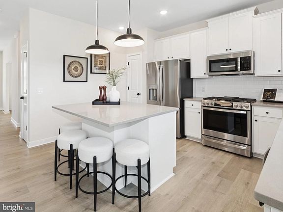 2nd image of 325 Valor Ln