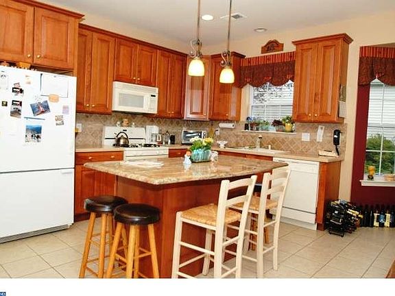 4th image of 16 Maidenflower Ln