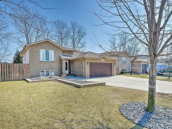 3rd image of 755 Helena Cres