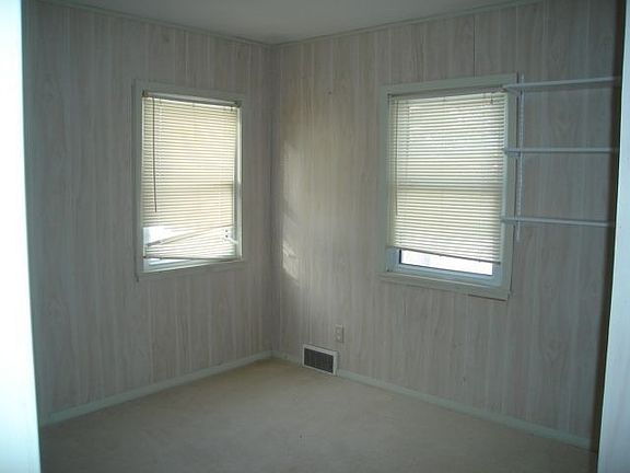 5th image of 415 Willow St E