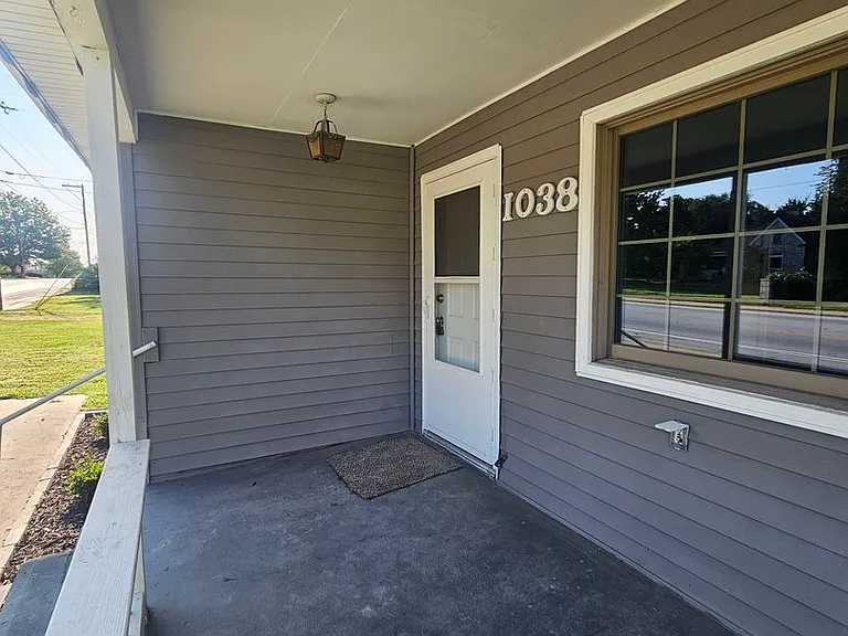 1038 E Division St — Photo 3