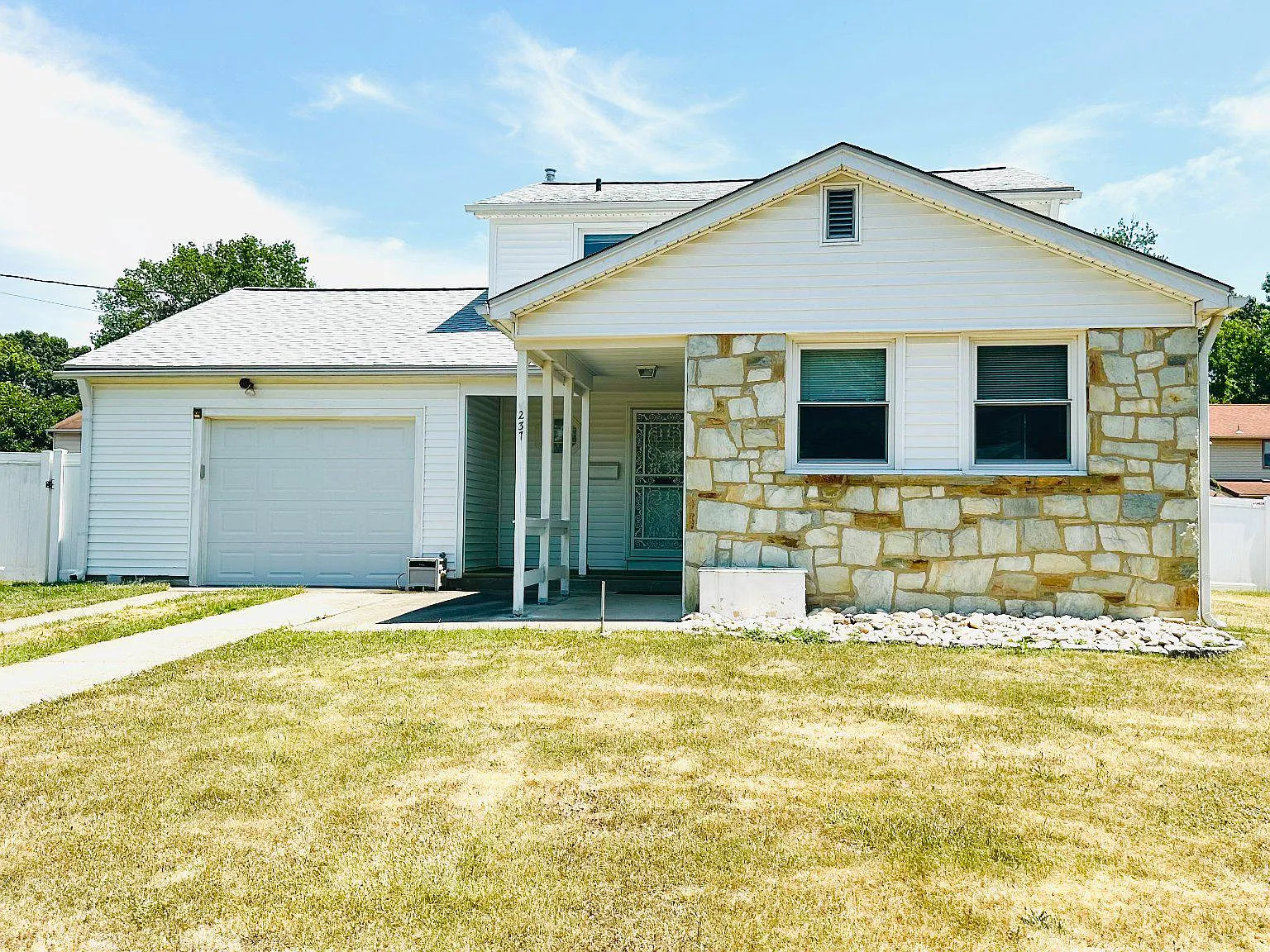 3 bed, 1.5 bath, 1580 sqft, $3,200 — Photo 2