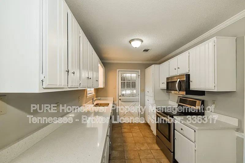 4 bed, 2.5 bath, 2398 sqft, $1,995 — Photo 4