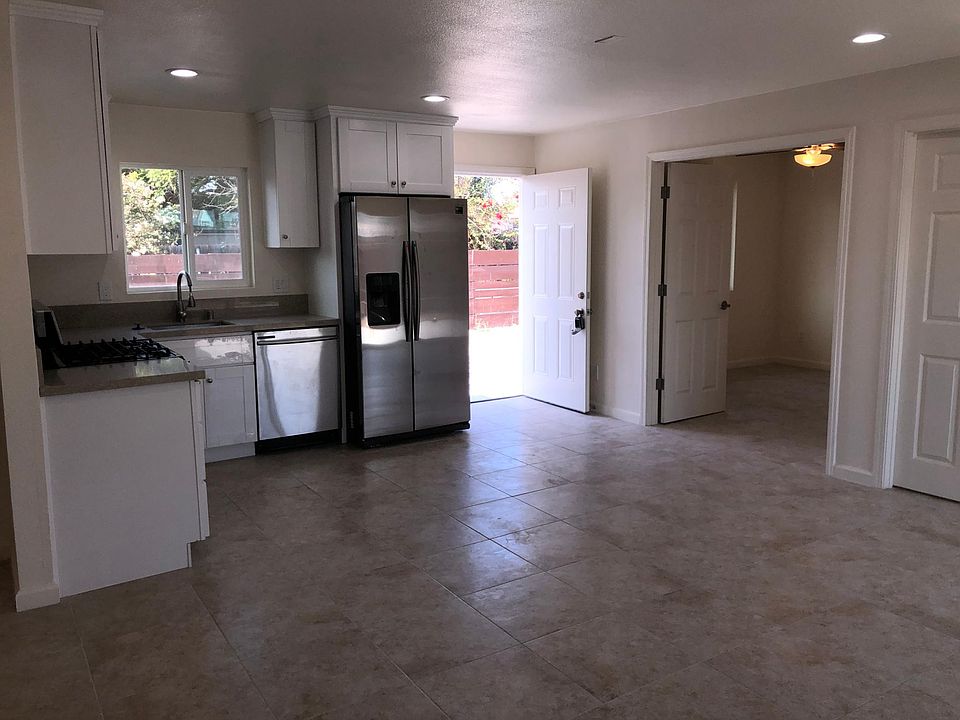 2nd image of 136 Glenhaven Way