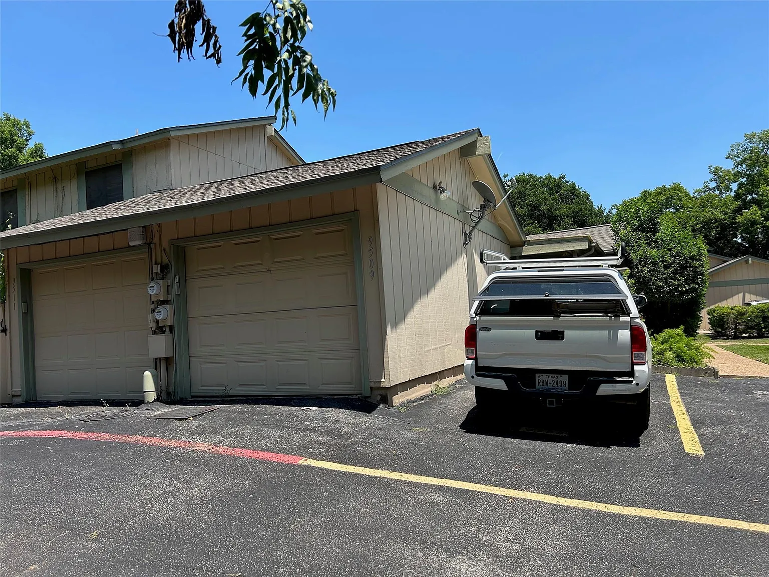 2 bed, 1.0 bath, 930 sqft, $1,400 — Photo 2