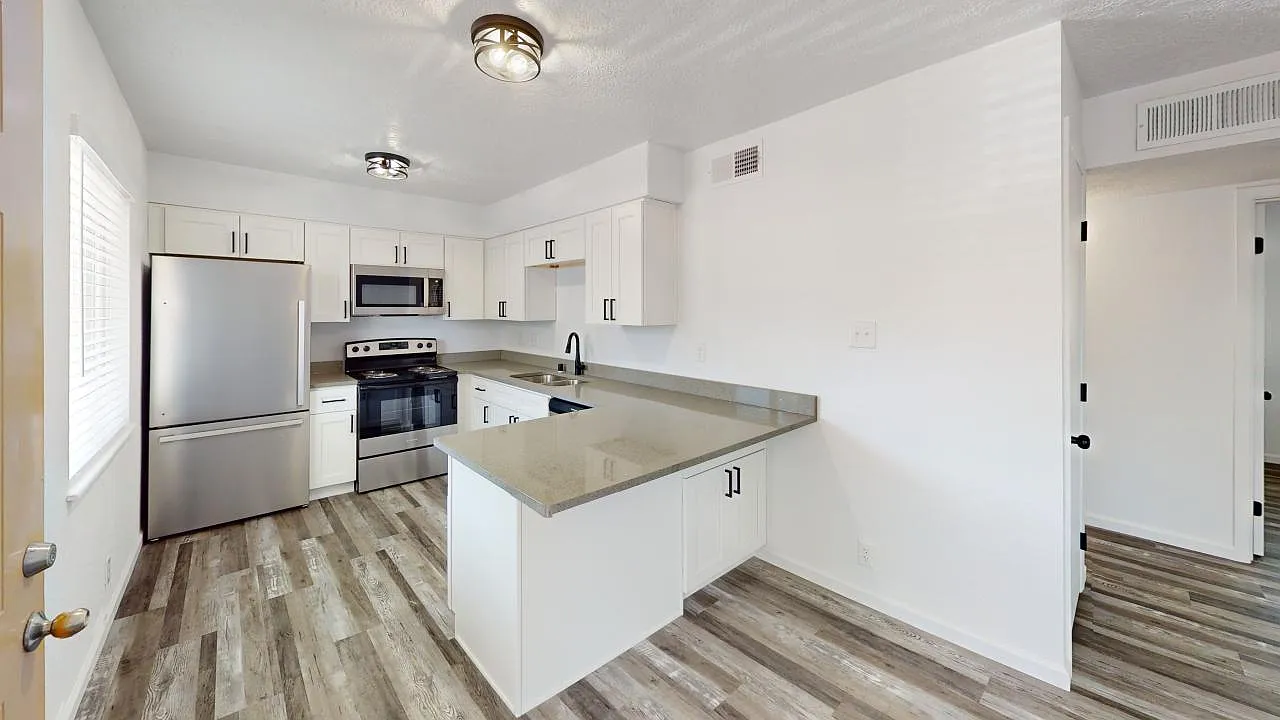 Completely Remodeled 2 Bedroom w. Washer/Dryer and Updates Throughtout — Photo 1
