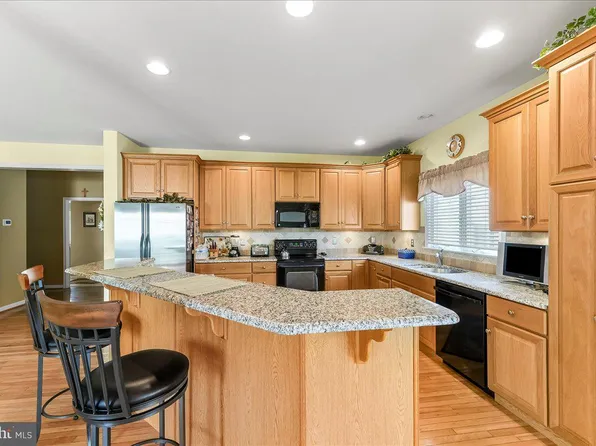 4 N Henley Dr, Avondale, PA 19311