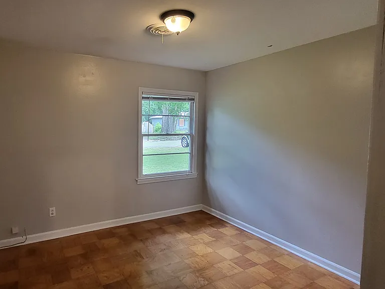 663 Merritt Dr — Photo 9