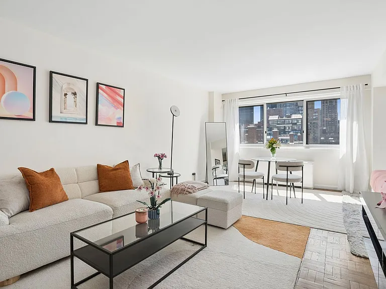 401 E 65th St #9C — Photo 1