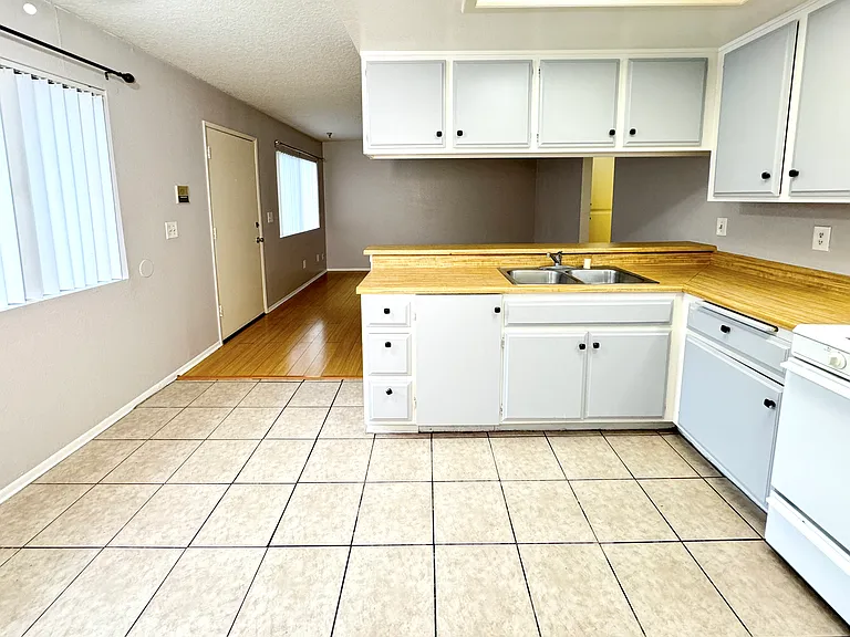 13105 Kornblum Ave — Photo 16