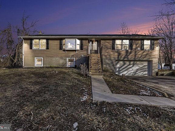 2nd image of 1009 Maple Rd