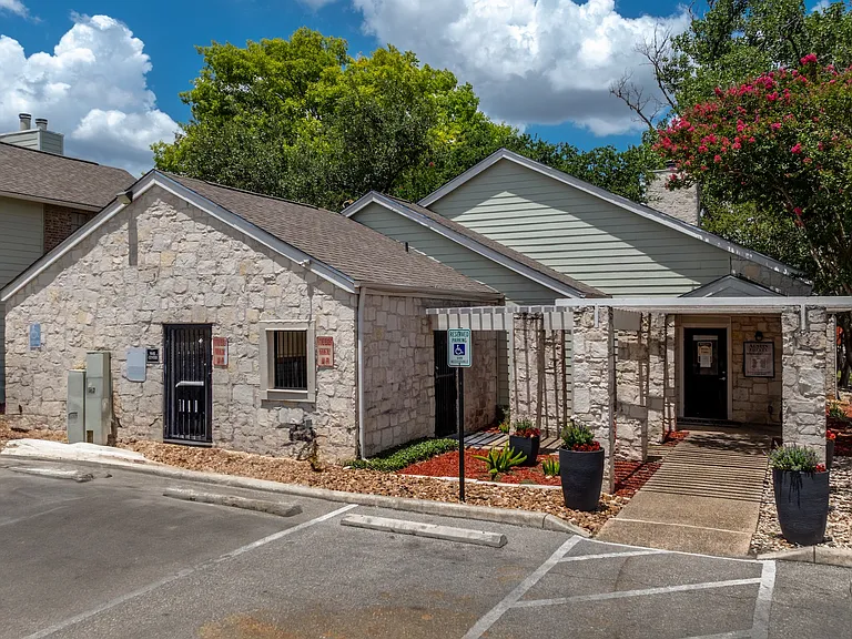 Austin Pointe Apartments — Photo 15