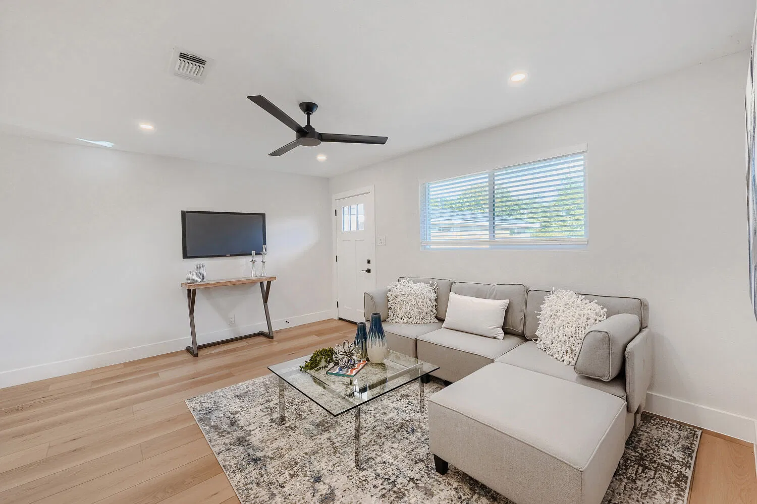 2 bed, 874 sqft, $1,995 — Photo 3