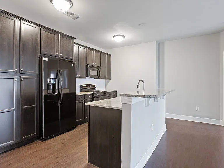 Essex Chase Apartments — Photo 10