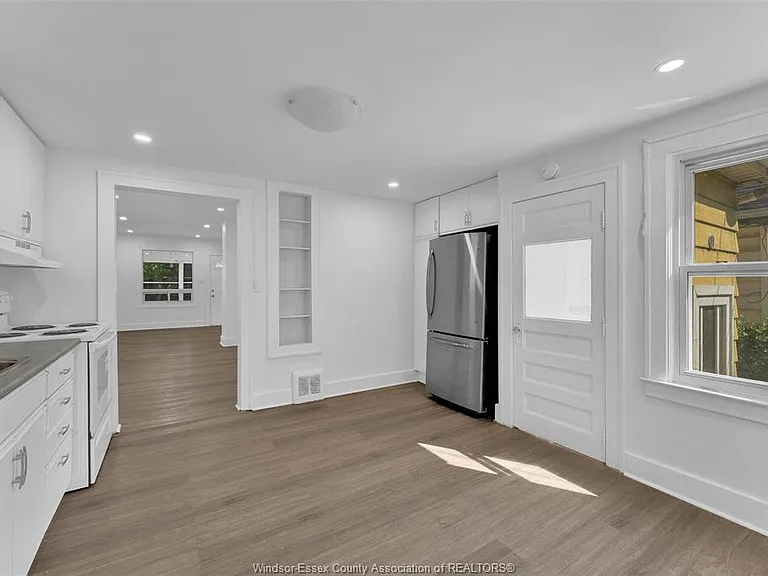 3622 Queen St — Photo 9