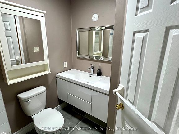 3rd image of 5 Russell Hill Dr
