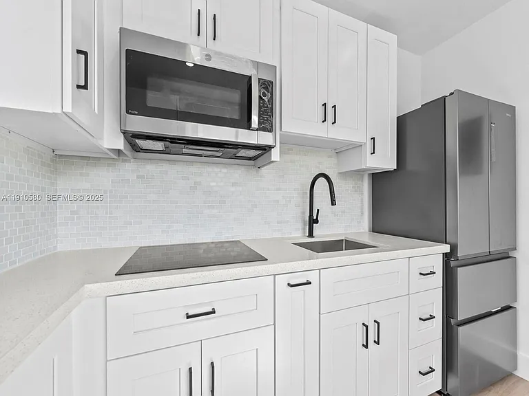 300 NW 7th Ave #1 — Photo 4