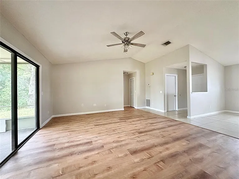 896 Mentmore Cir — Photo 3