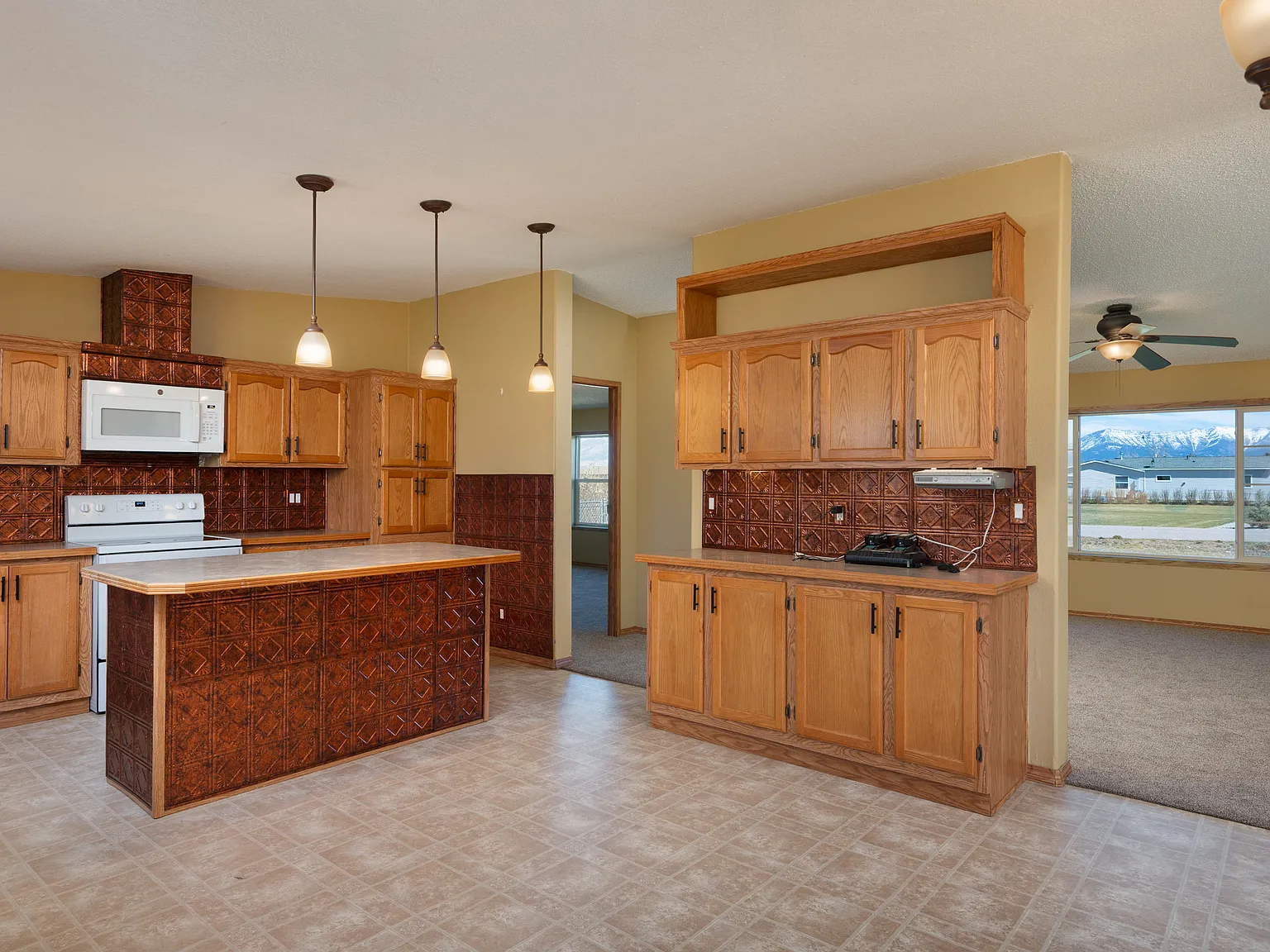 5 bed, 2387 sqft, $3,300 — Photo 3