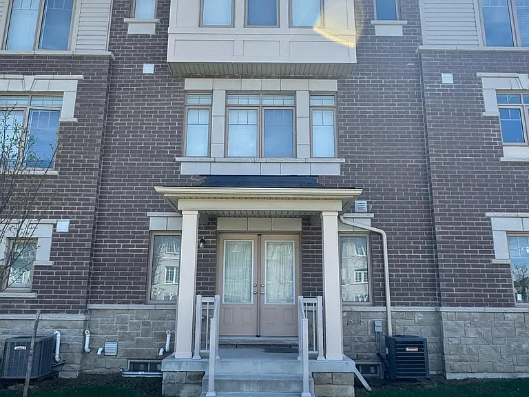 42 Ambereen Pl E — Photo 2