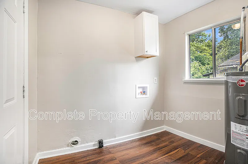 3 bed, 1.5 bath, 2026 sqft, $1,400 — Photo 4
