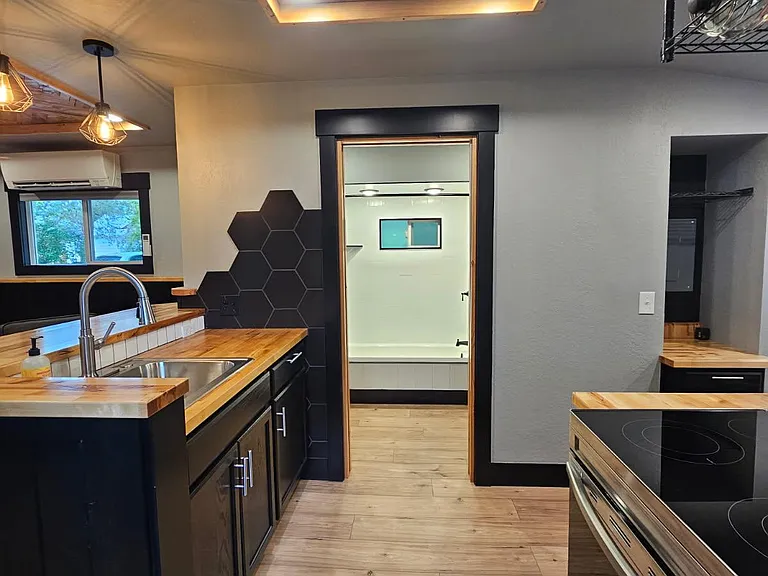 525 S 6th St E — Photo 16