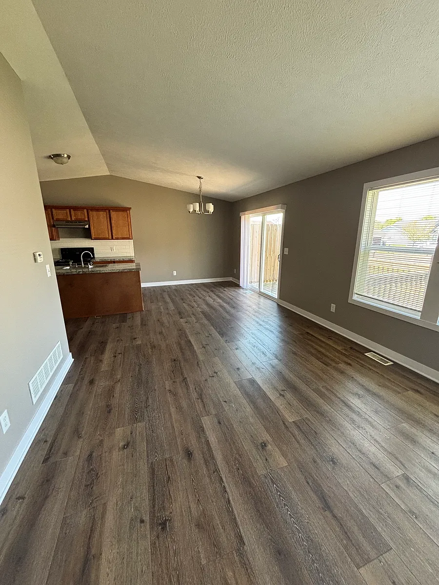 Building Photo - 583 Clear Pointe Ct SE